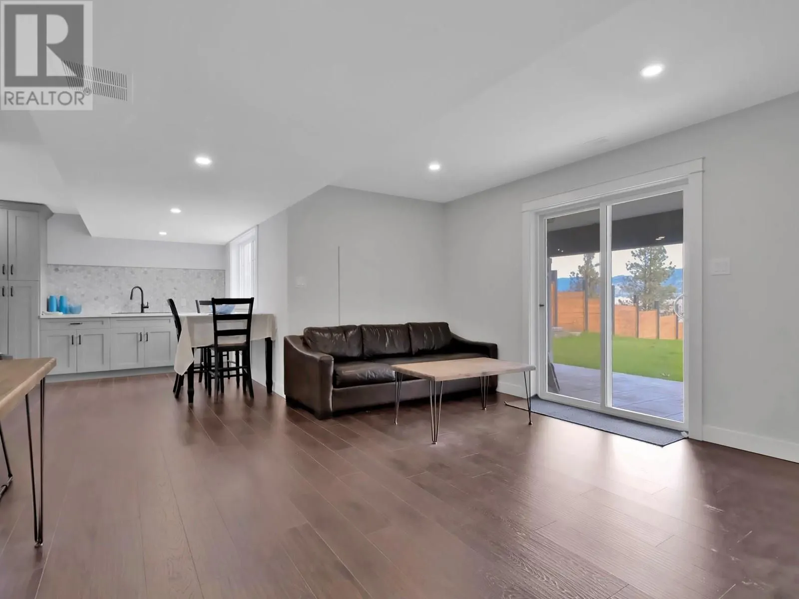 552 PINEVIEW Drive
