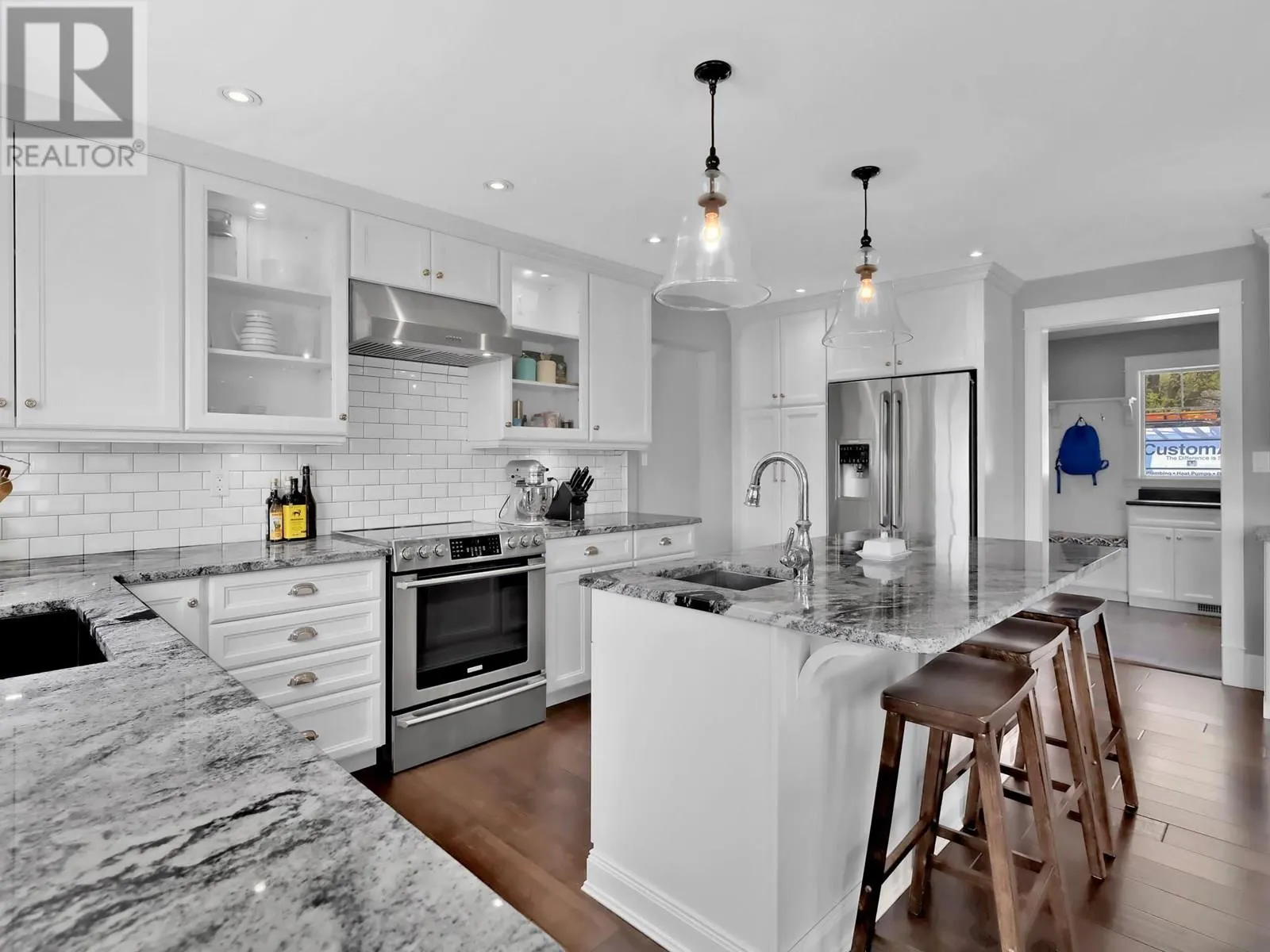 552 PINEVIEW Drive