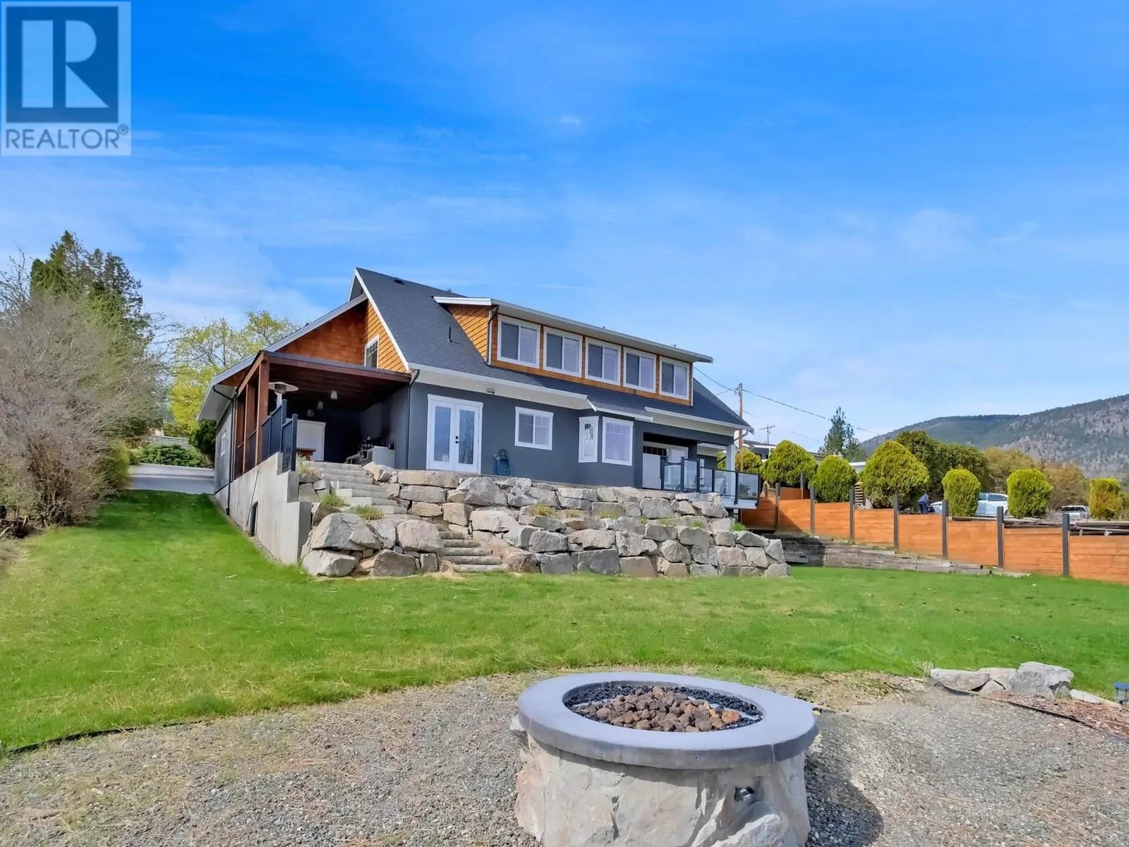552 PINEVIEW Drive