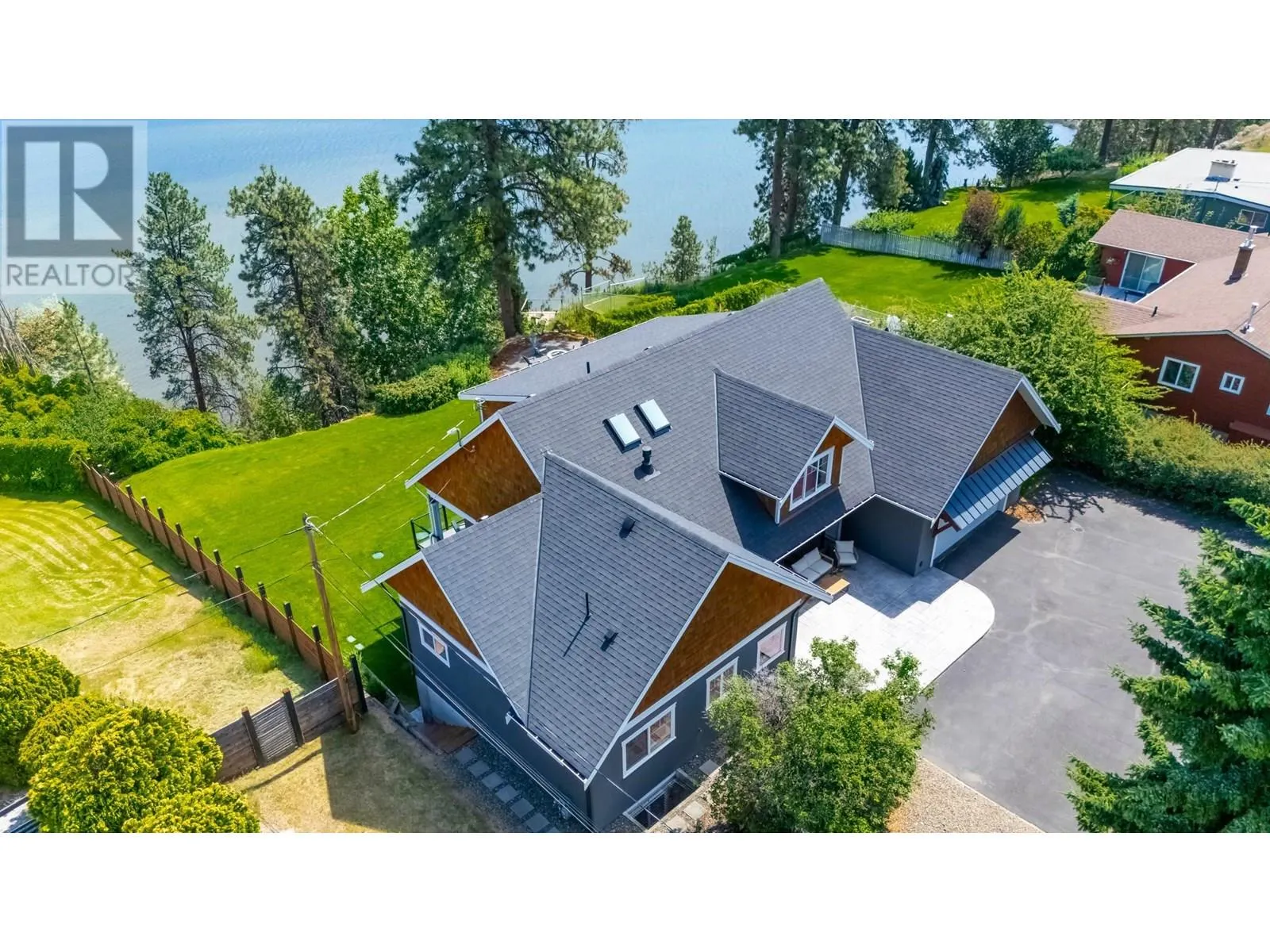 552 PINEVIEW Drive