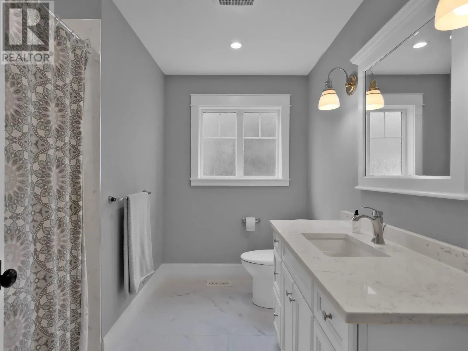 552 PINEVIEW Drive