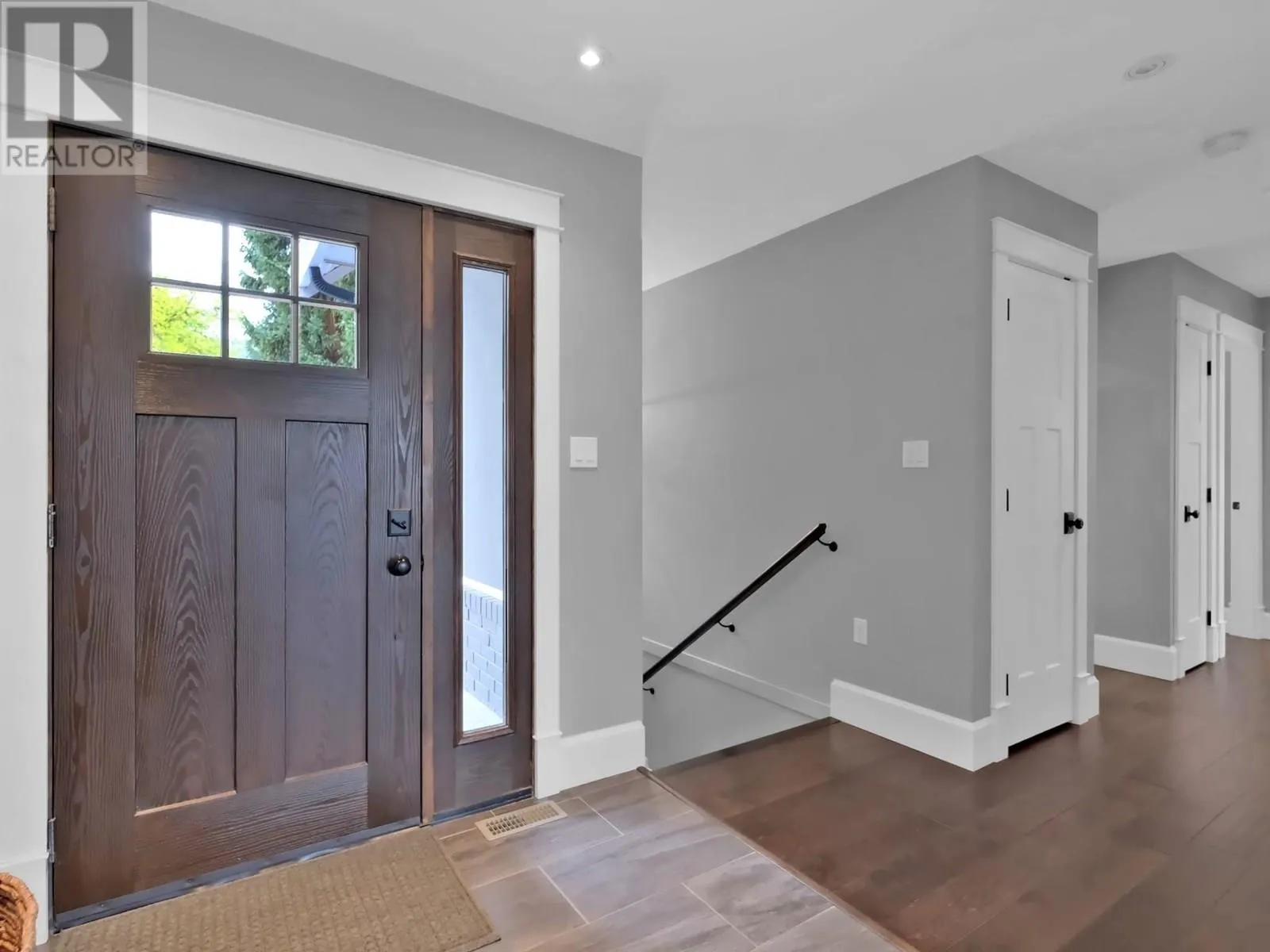 552 PINEVIEW Drive