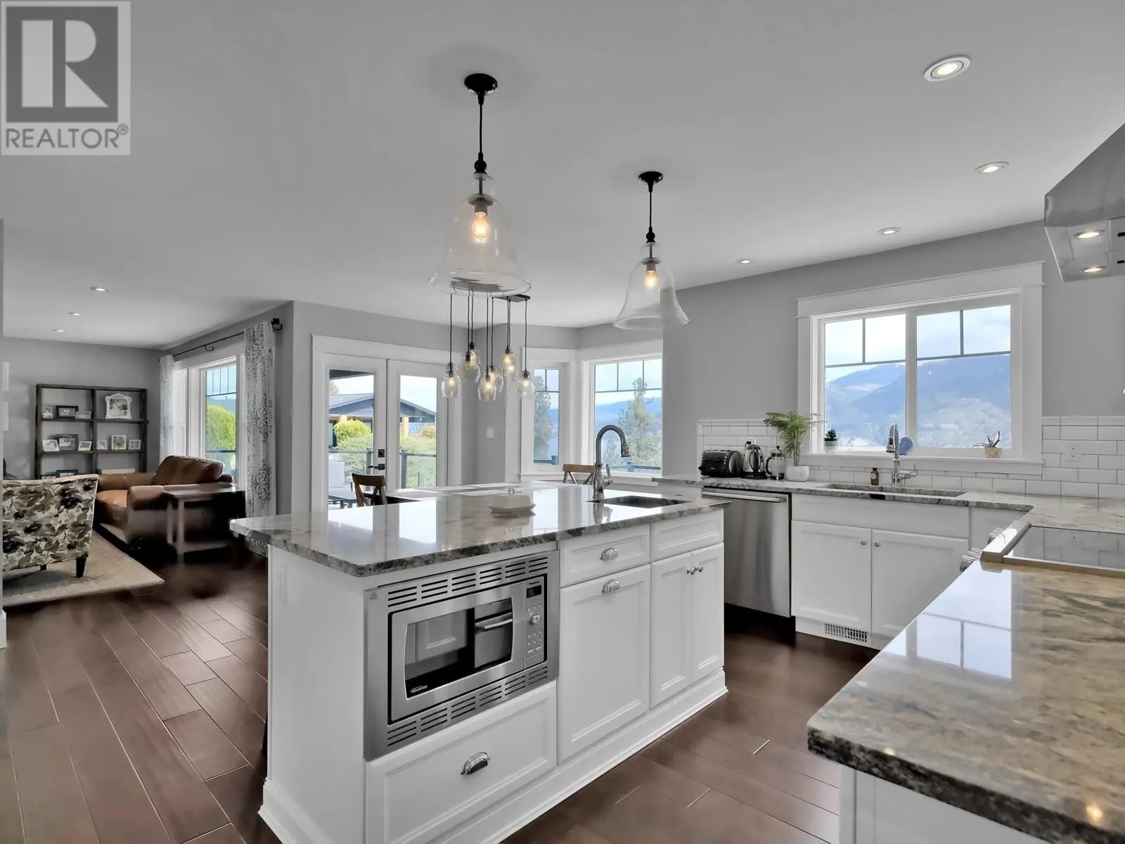 552 PINEVIEW Drive