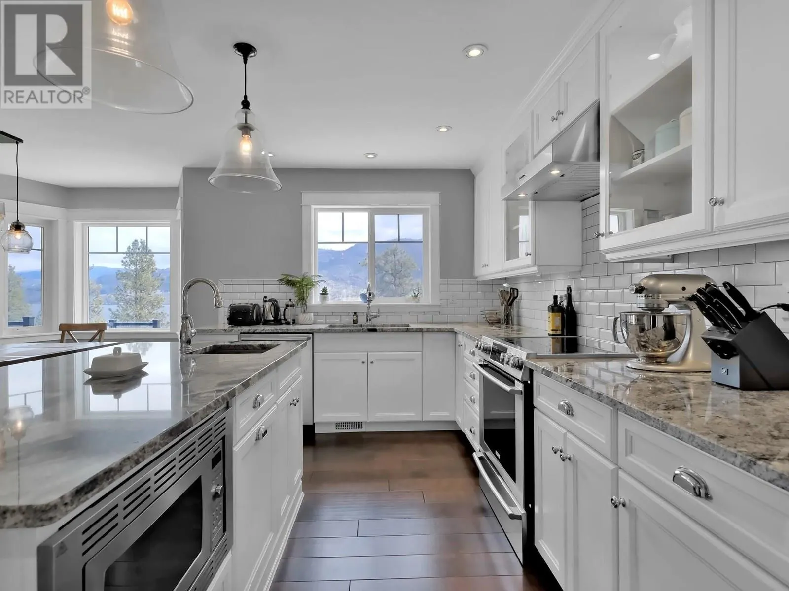 552 PINEVIEW Drive