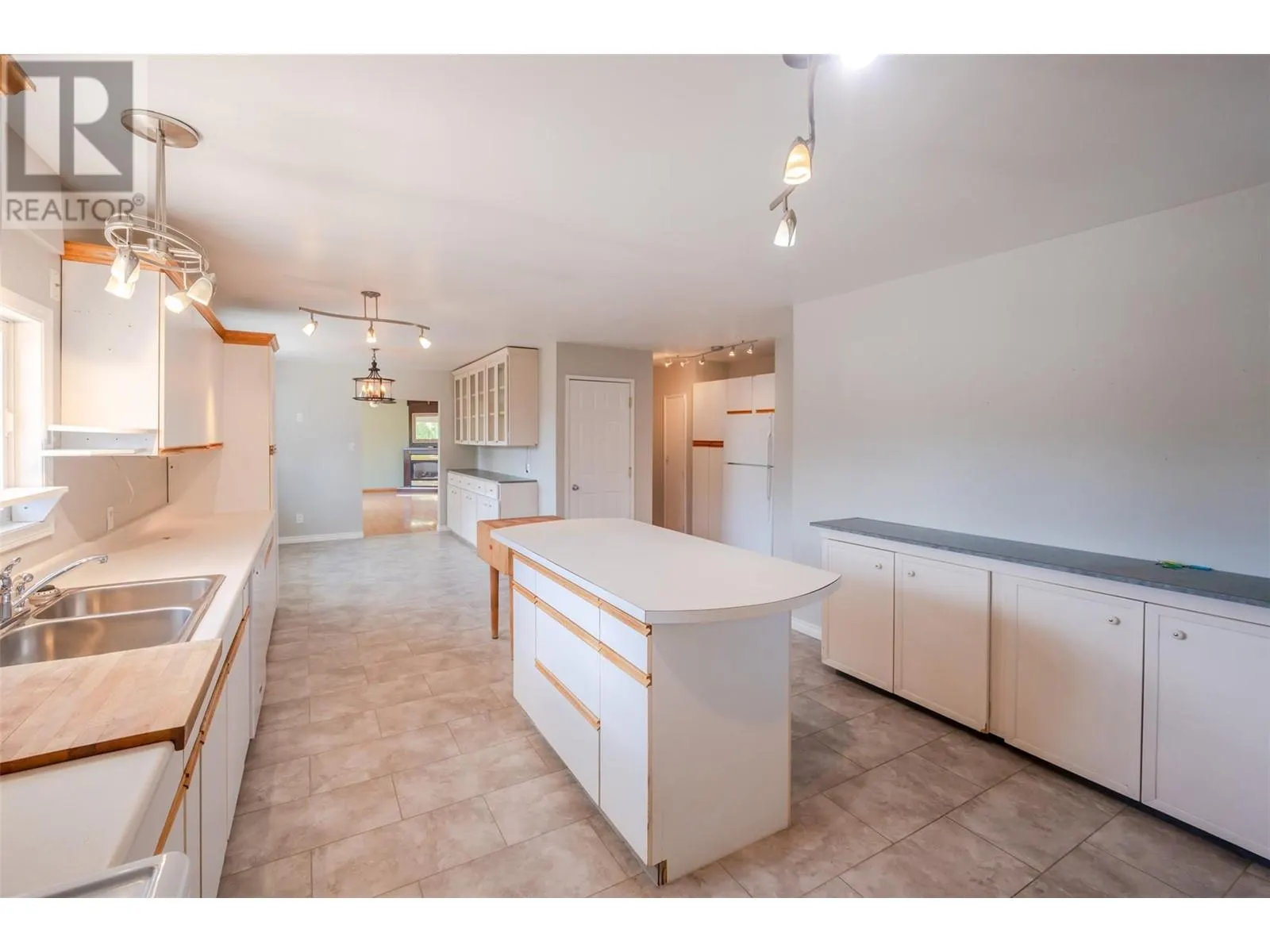 9538 Robson Crescent