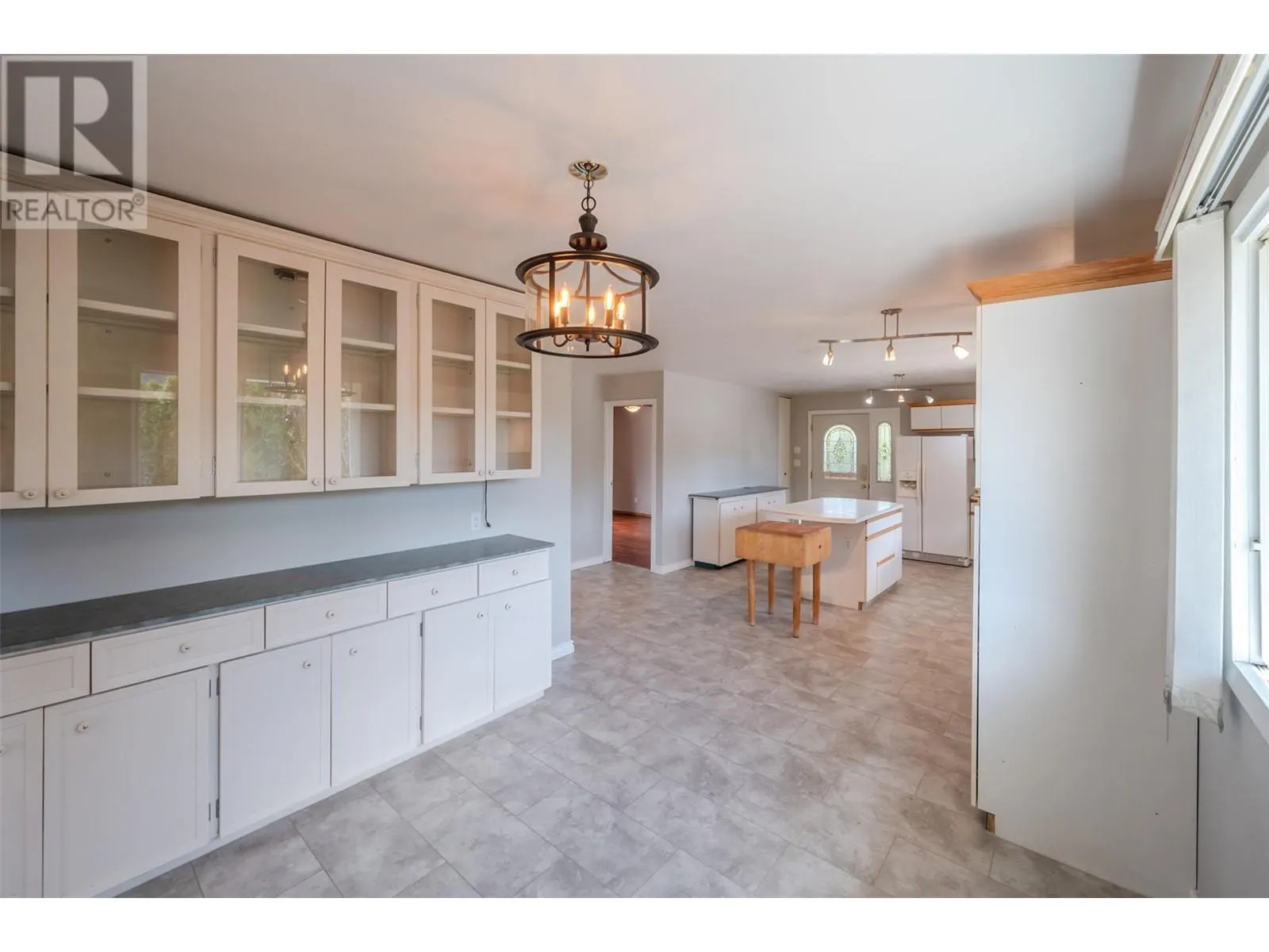 9538 Robson Crescent