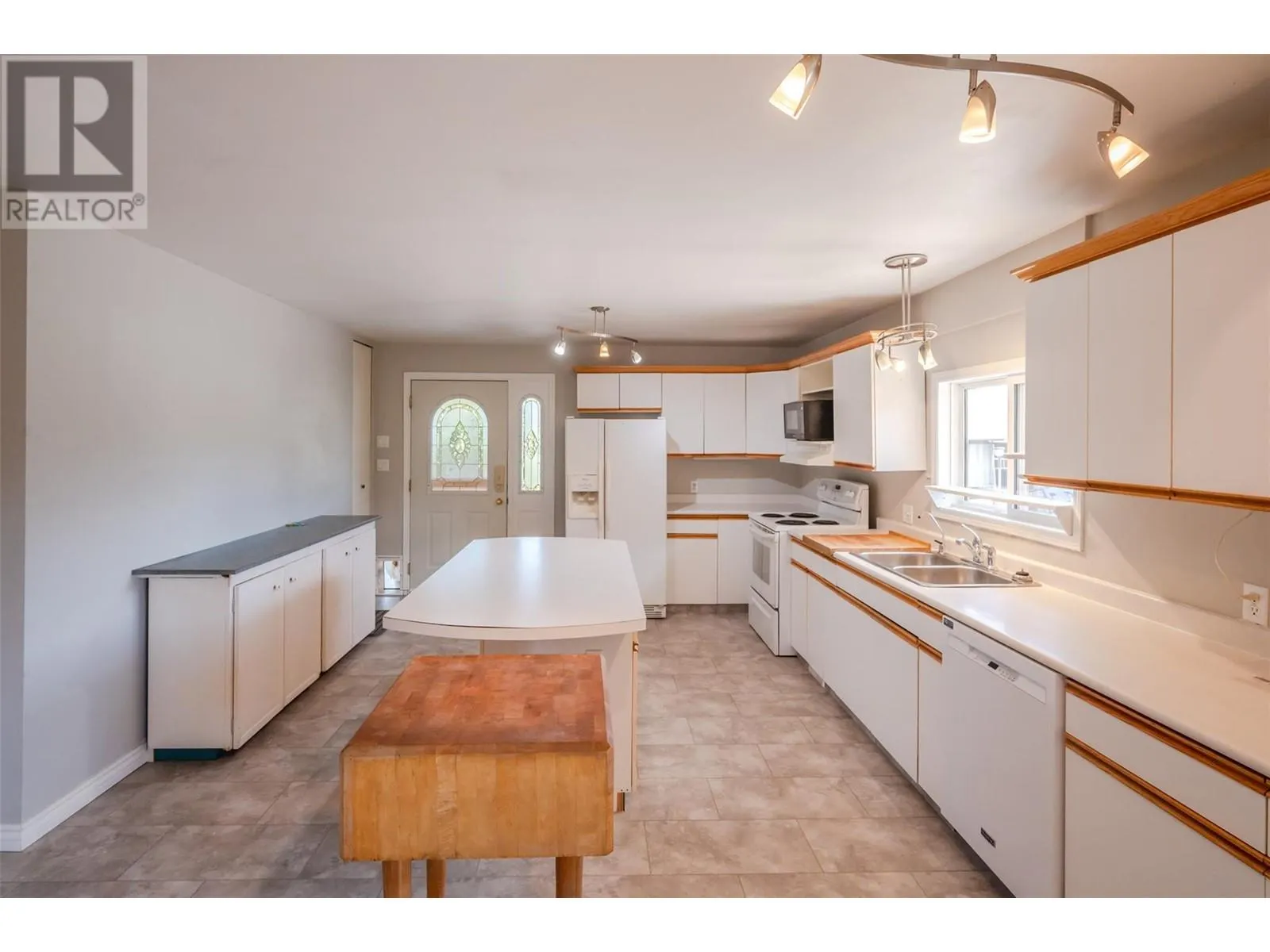 9538 Robson Crescent
