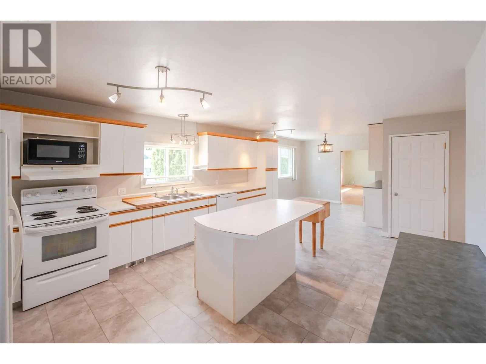 9538 Robson Crescent