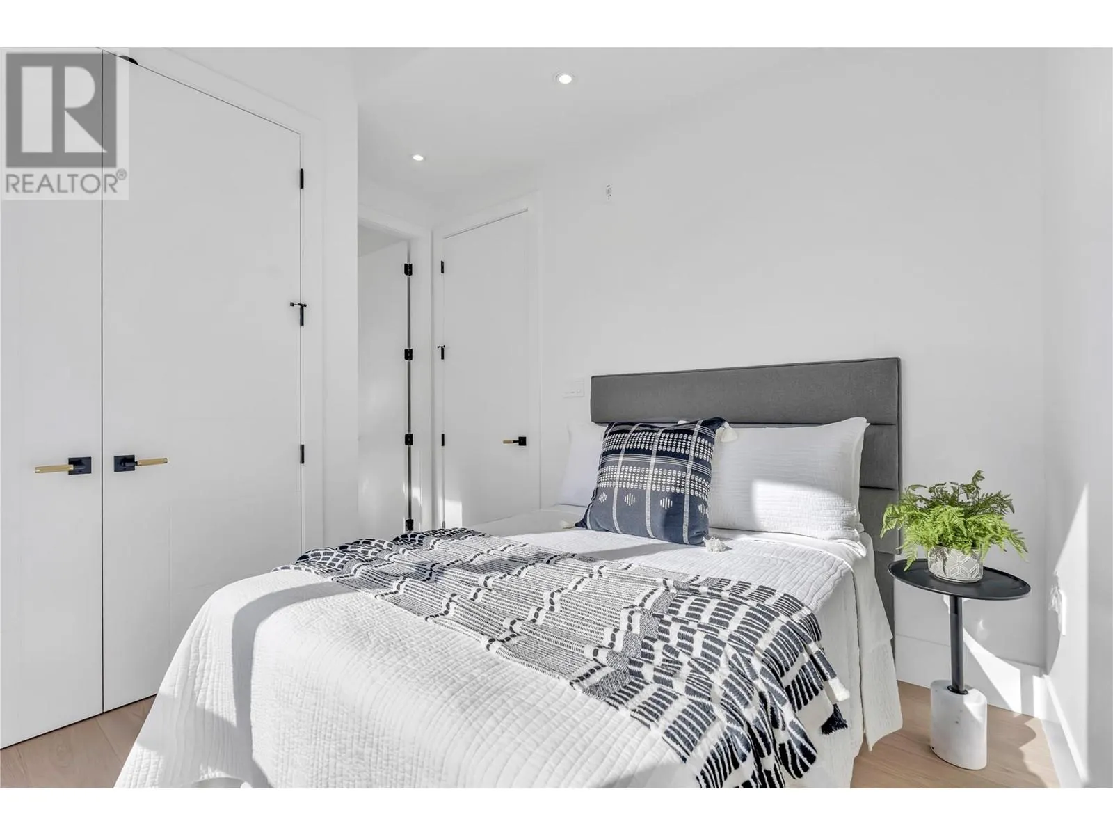 602 Lakeshore Drive Unit# 201