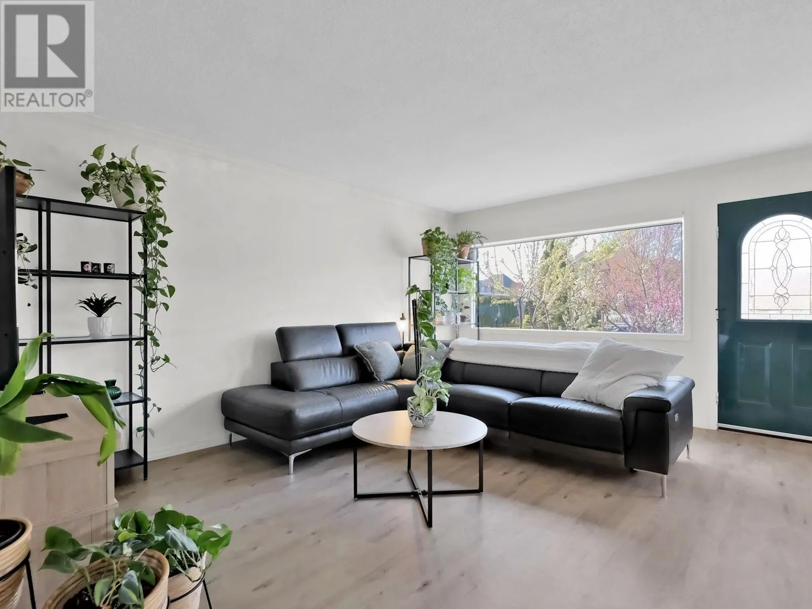 255 HASTINGS Avenue