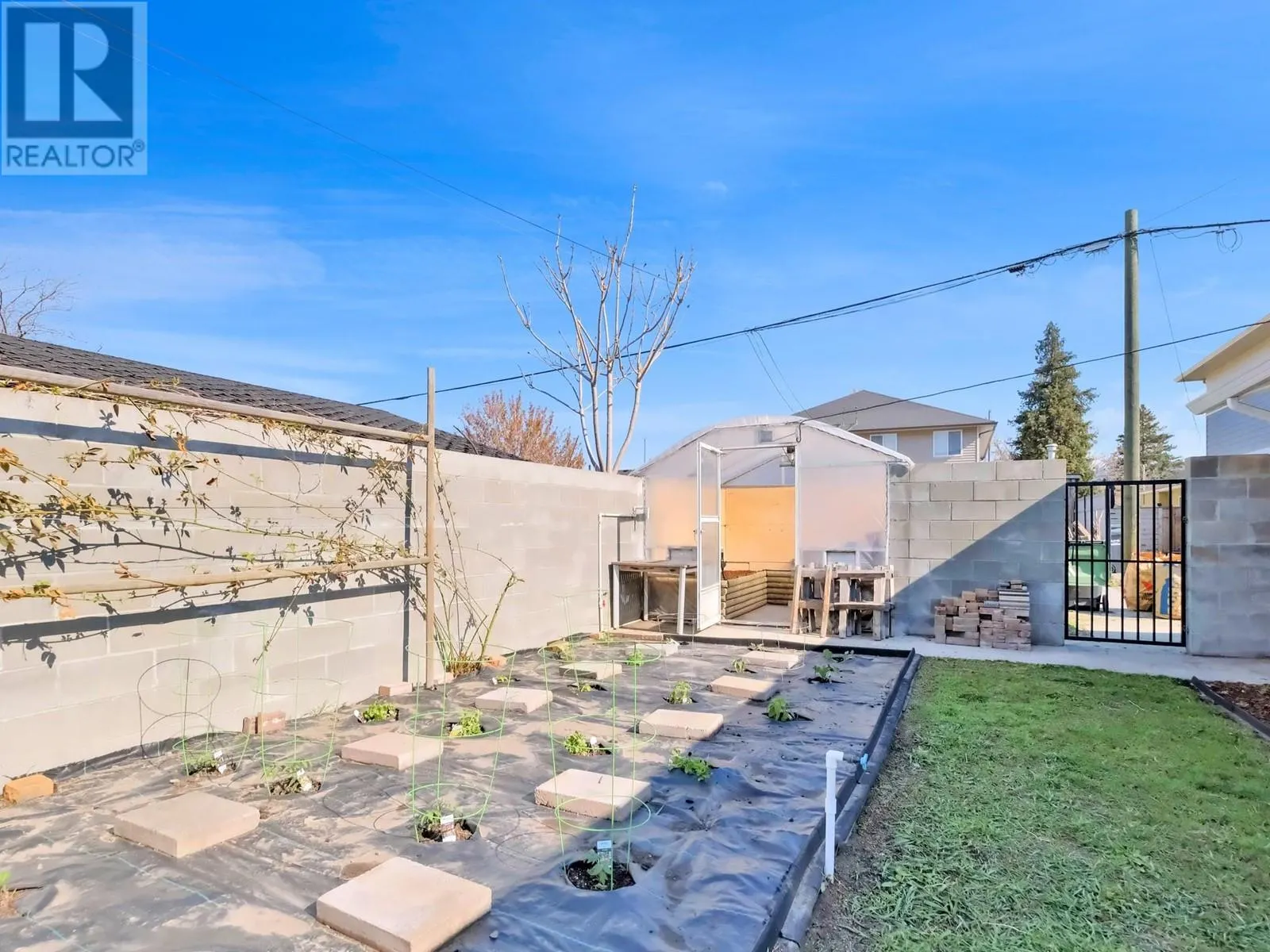 255 HASTINGS Avenue