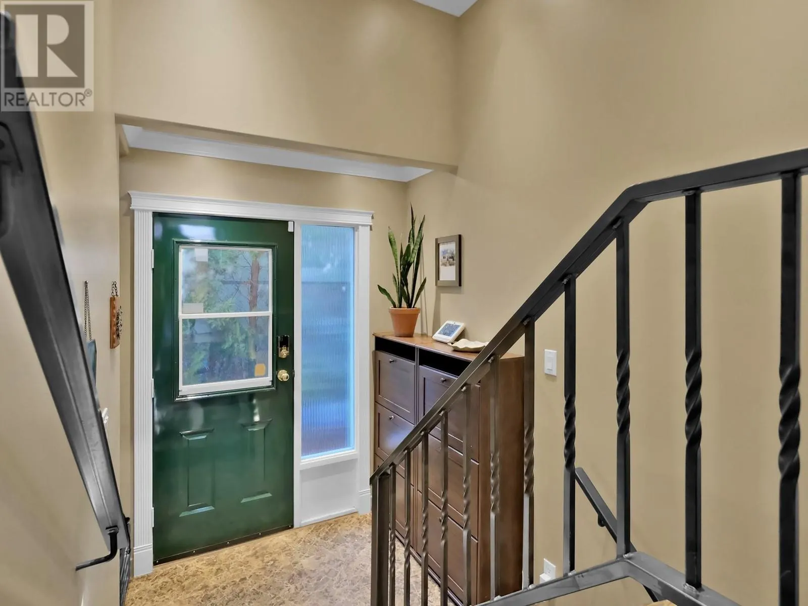 255 HASTINGS Avenue