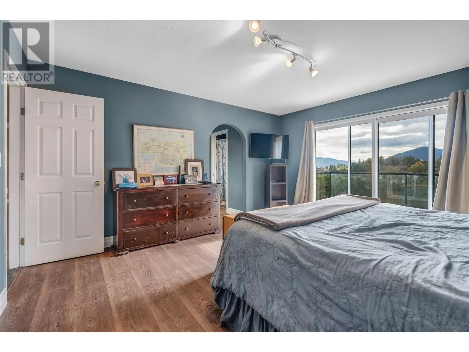 6401 Harrison Heights