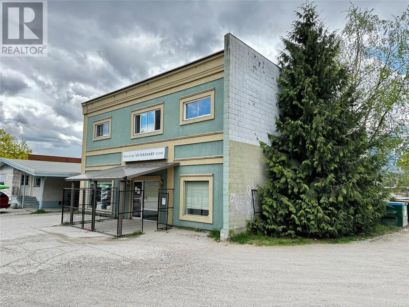 717 Victoria Road