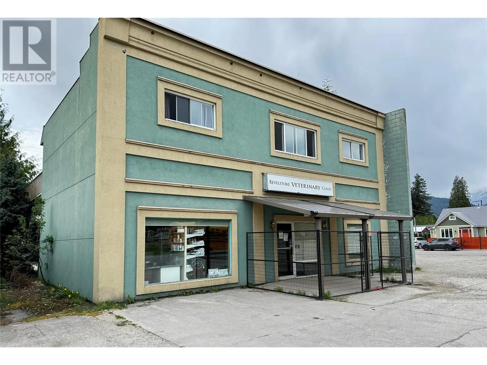 717 Victoria Road