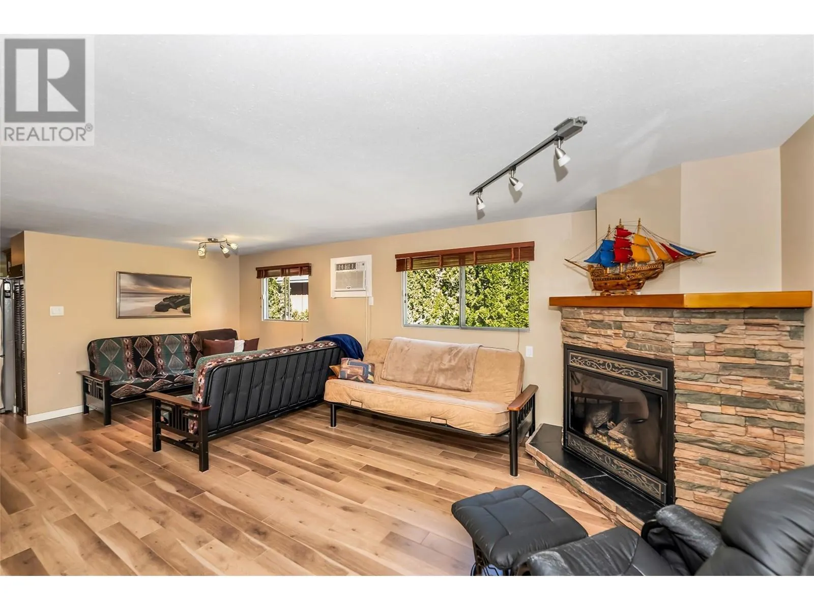 8979 Hummingbird Frontage Road