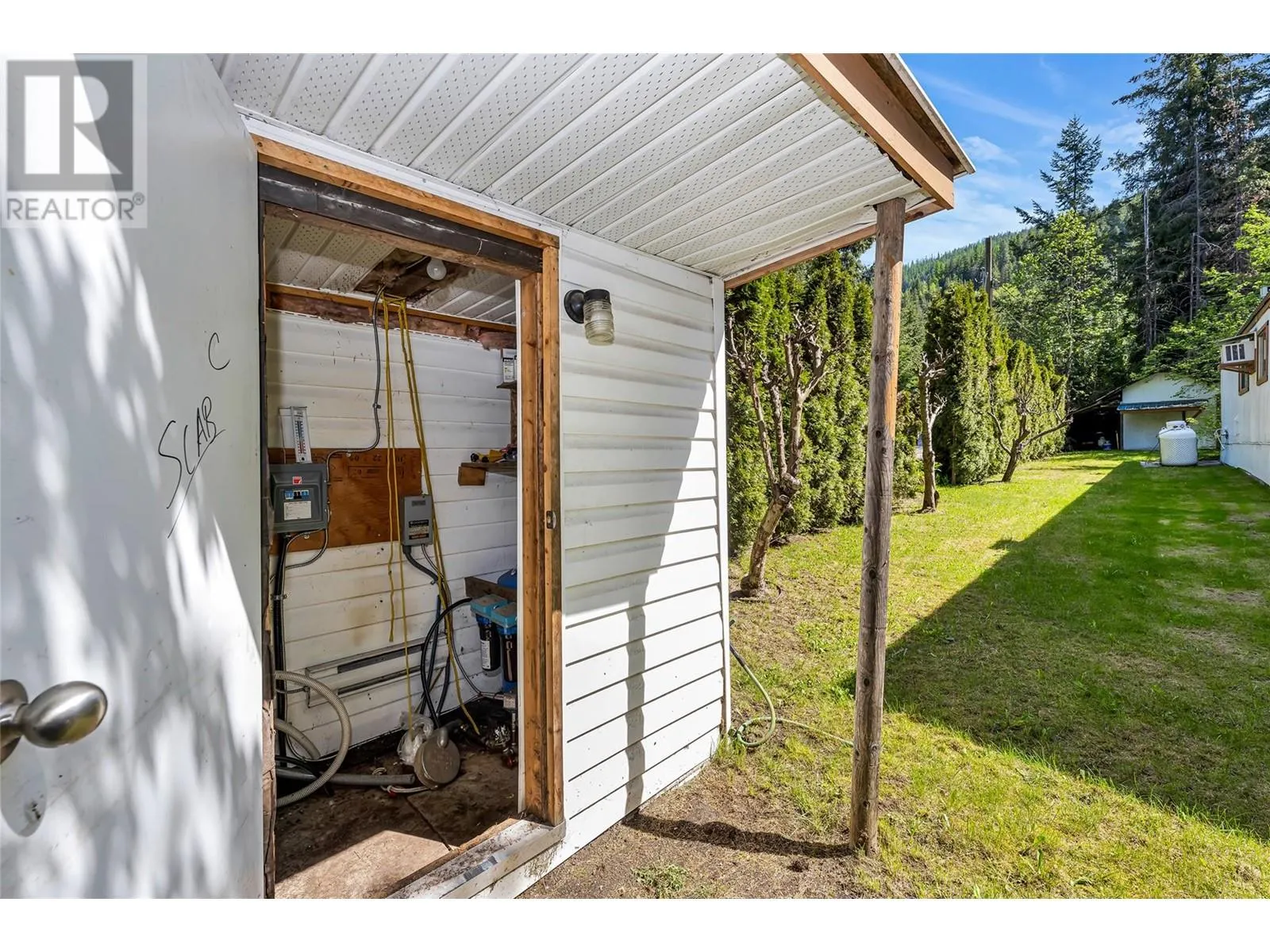 8979 Hummingbird Frontage Road