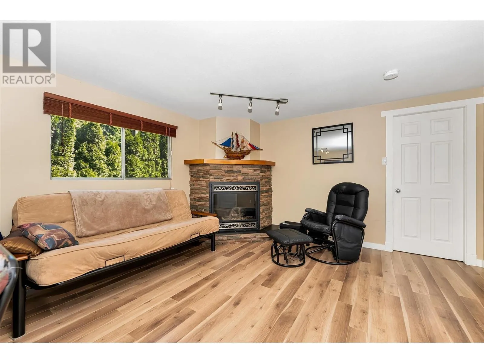 8979 Hummingbird Frontage Road