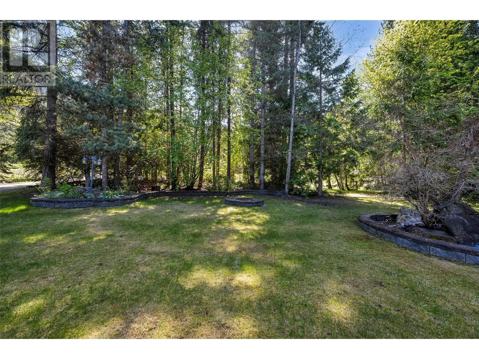 8979 Hummingbird Frontage Road