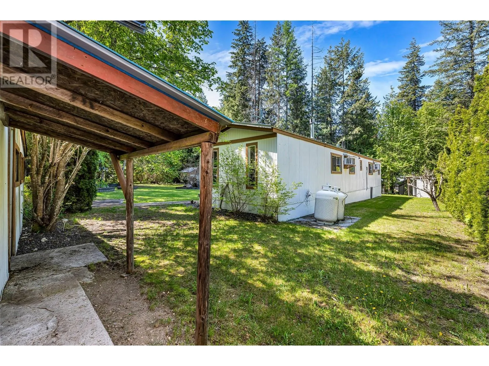 8979 Hummingbird Frontage Road