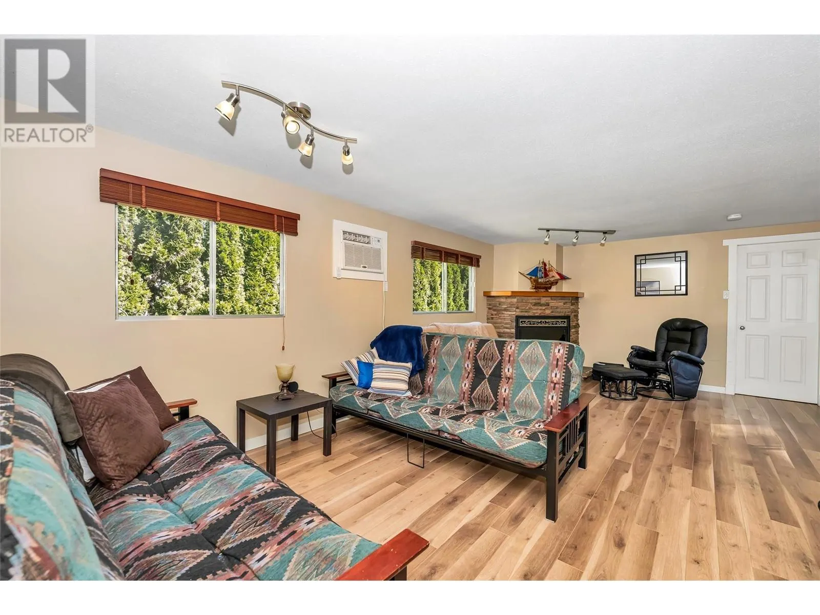 8979 Hummingbird Frontage Road