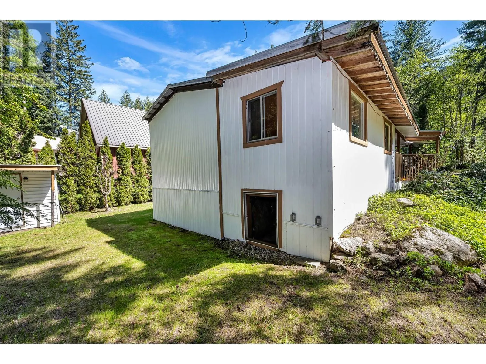 8979 Hummingbird Frontage Road