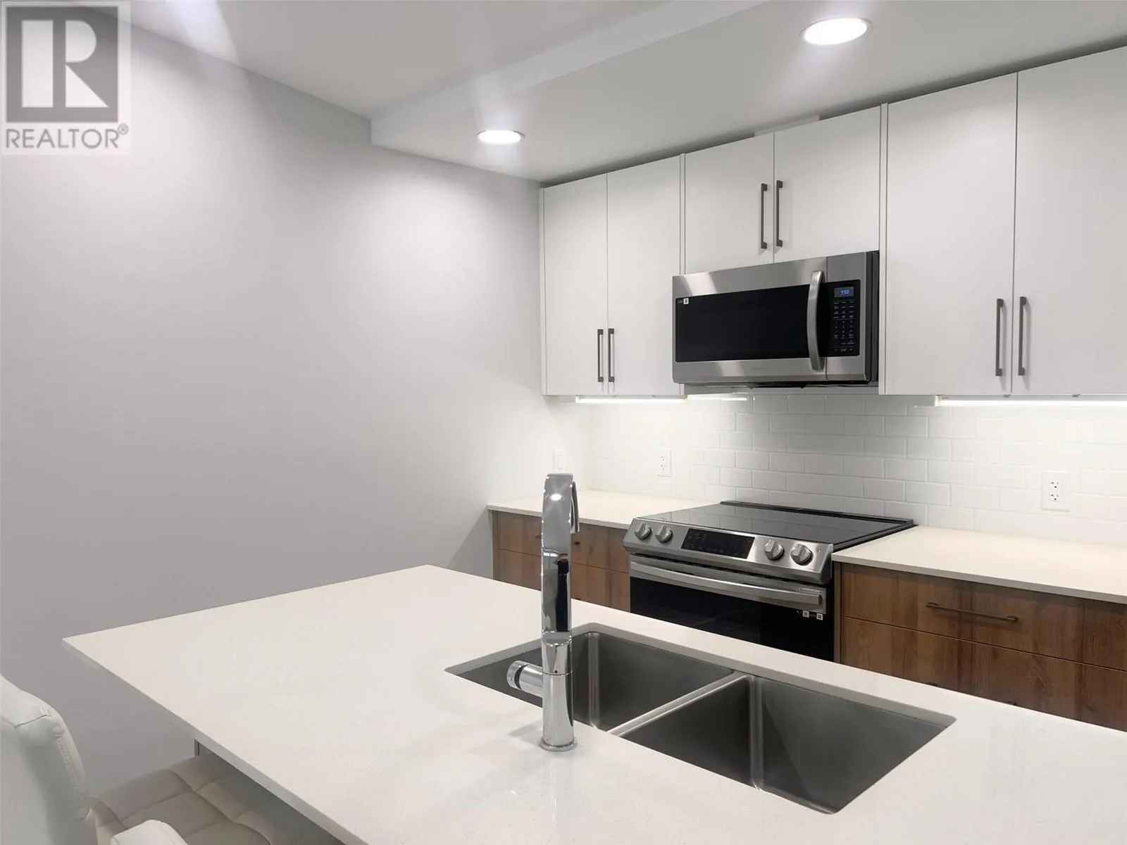 13417 Lakeshore Drive Unit# 204