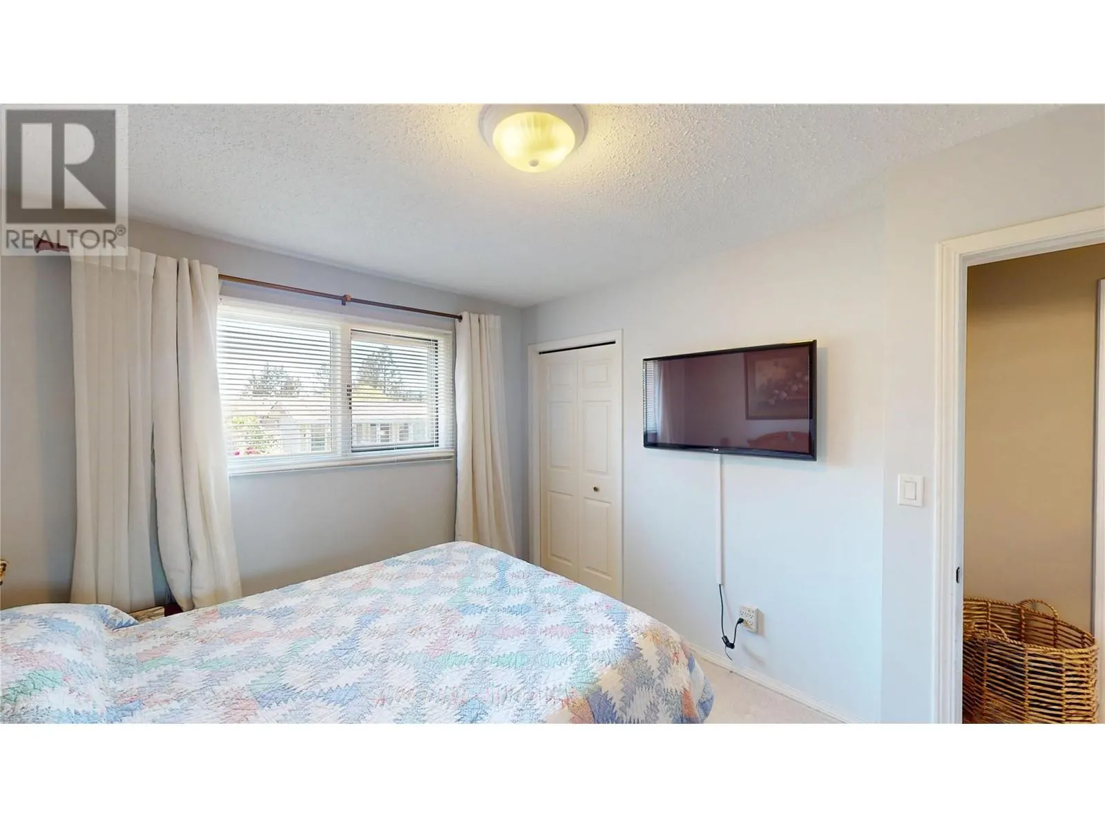 1708 MT NELSON Crescent