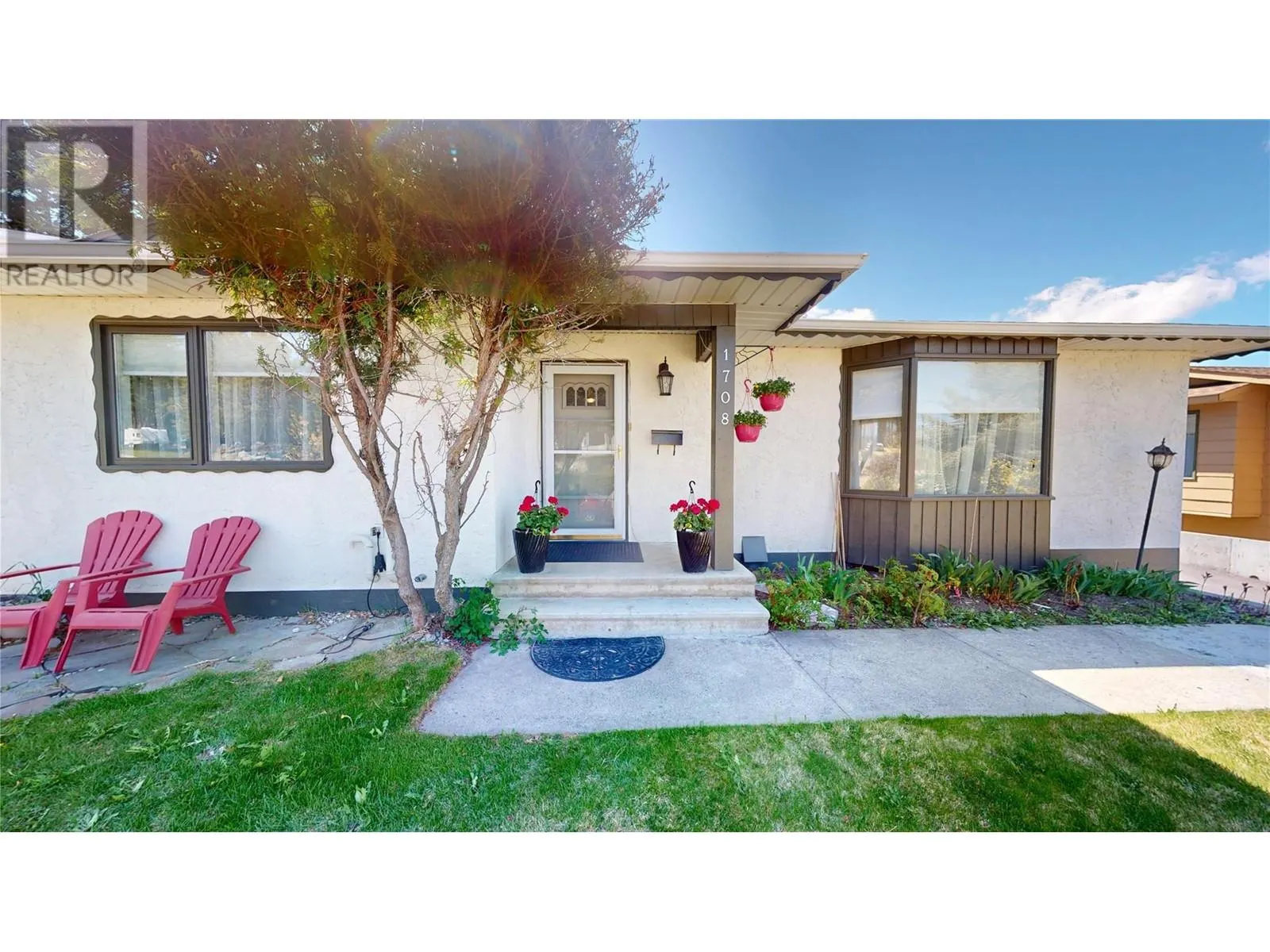 1708 MT NELSON Crescent