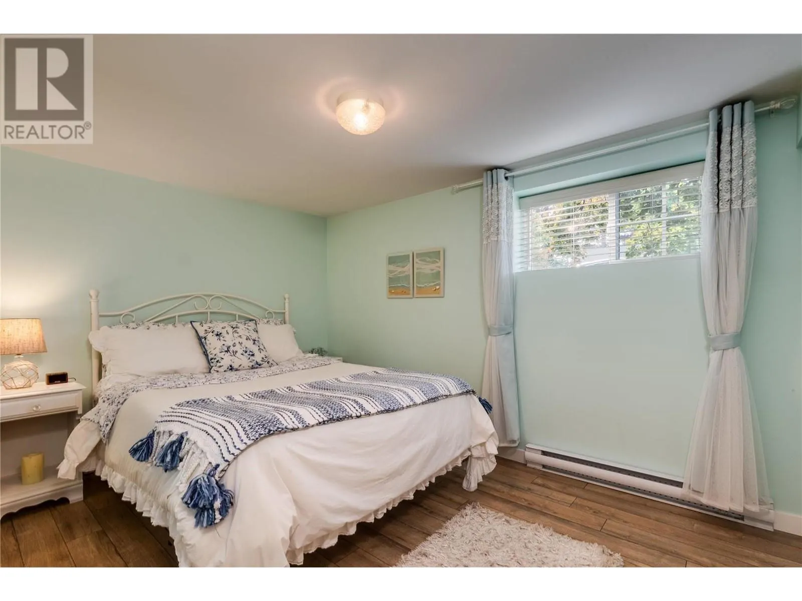 1927 Knox Crescent