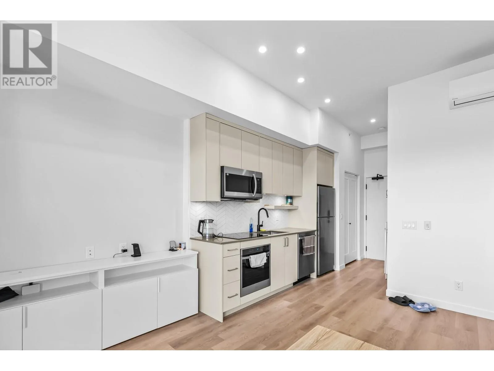 1301 Belaire Avenue Unit# 614