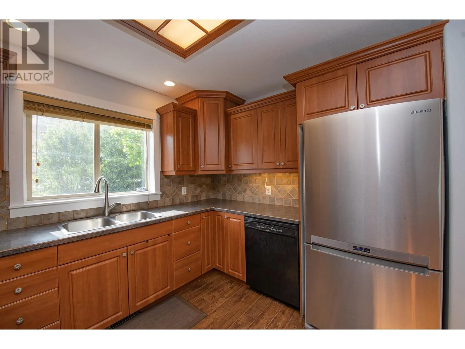 1927 Skyview Crescent