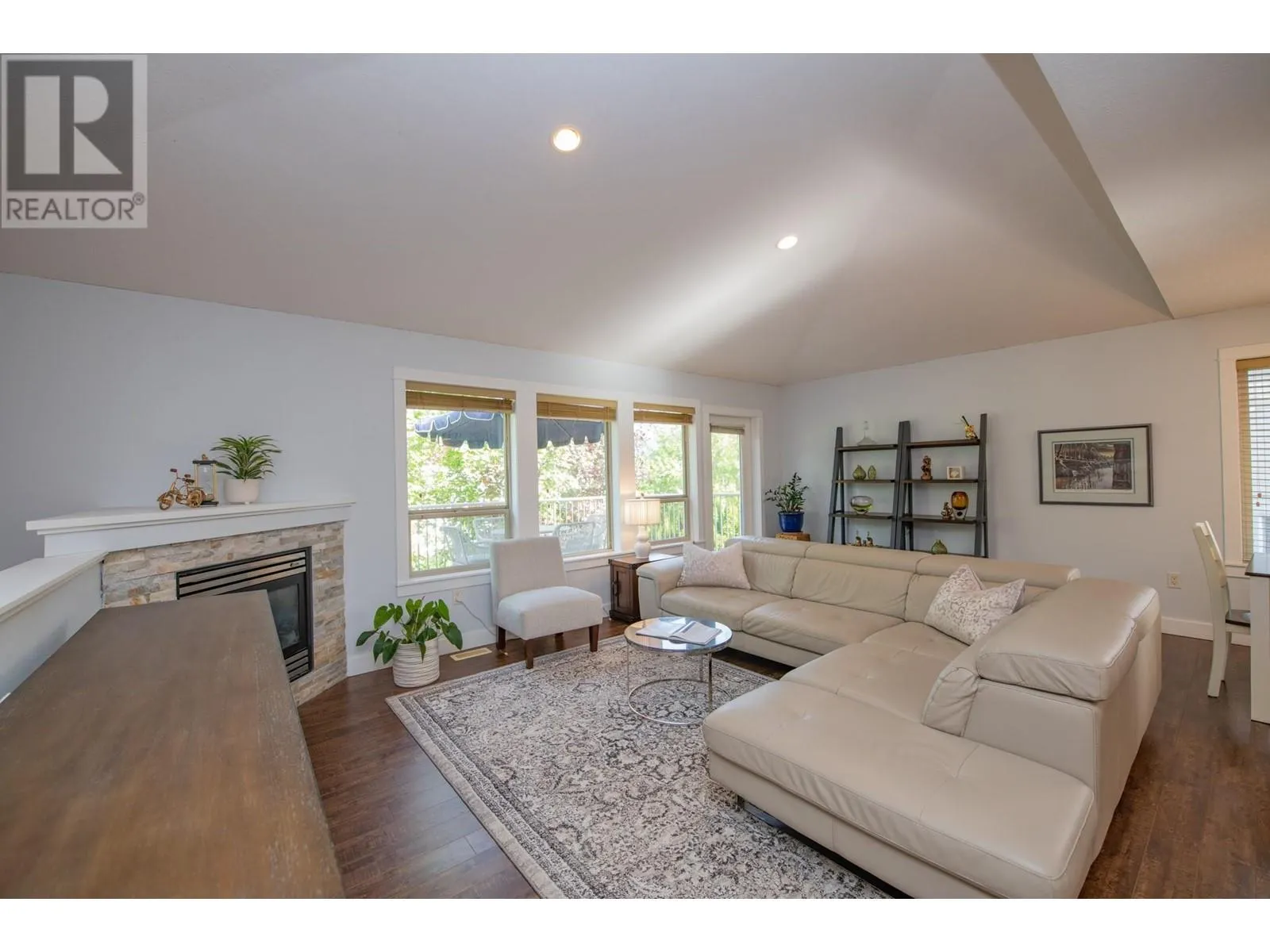1927 Skyview Crescent