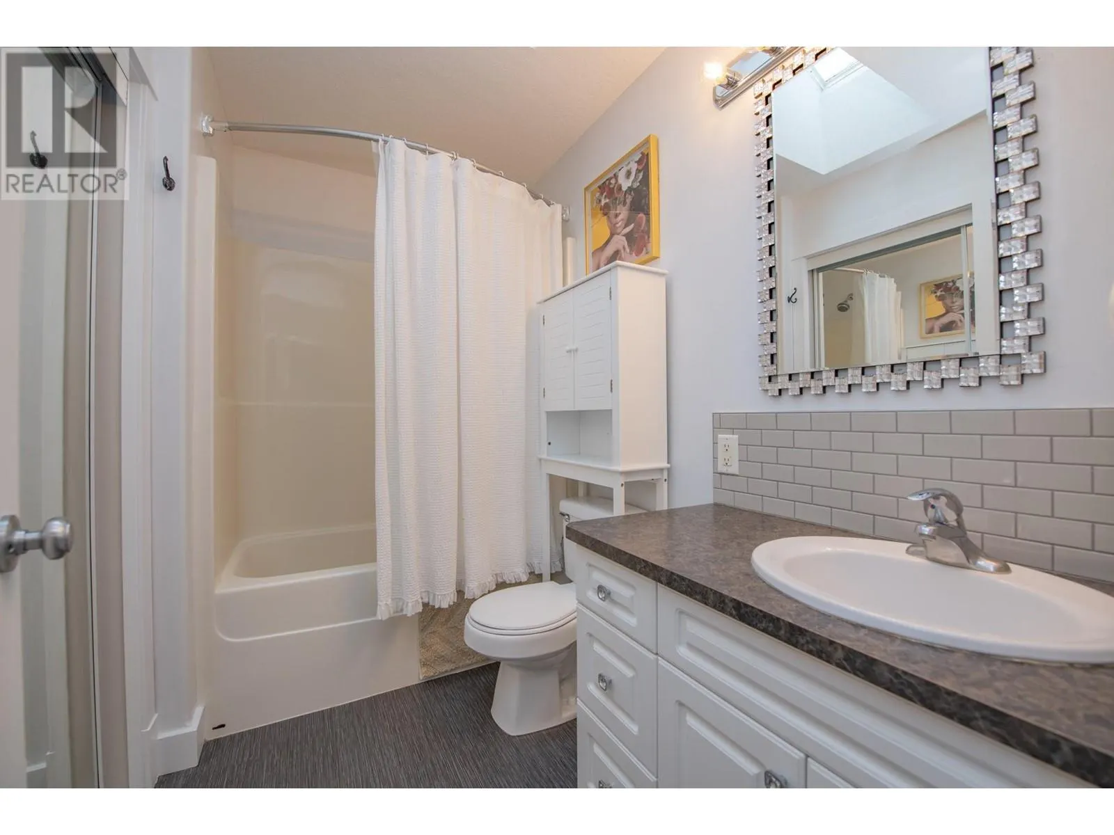 1927 Skyview Crescent
