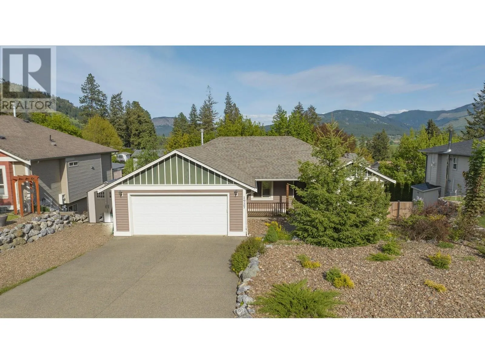 1927 Skyview Crescent