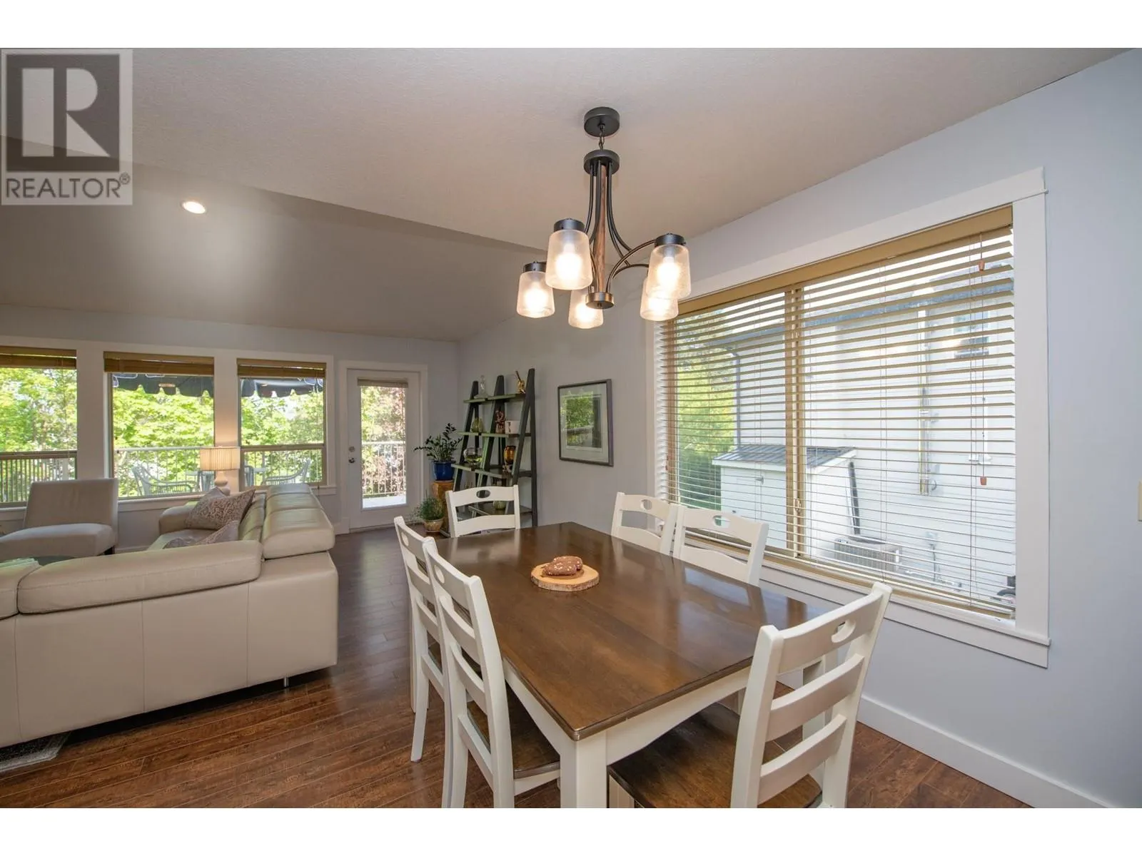 1927 Skyview Crescent