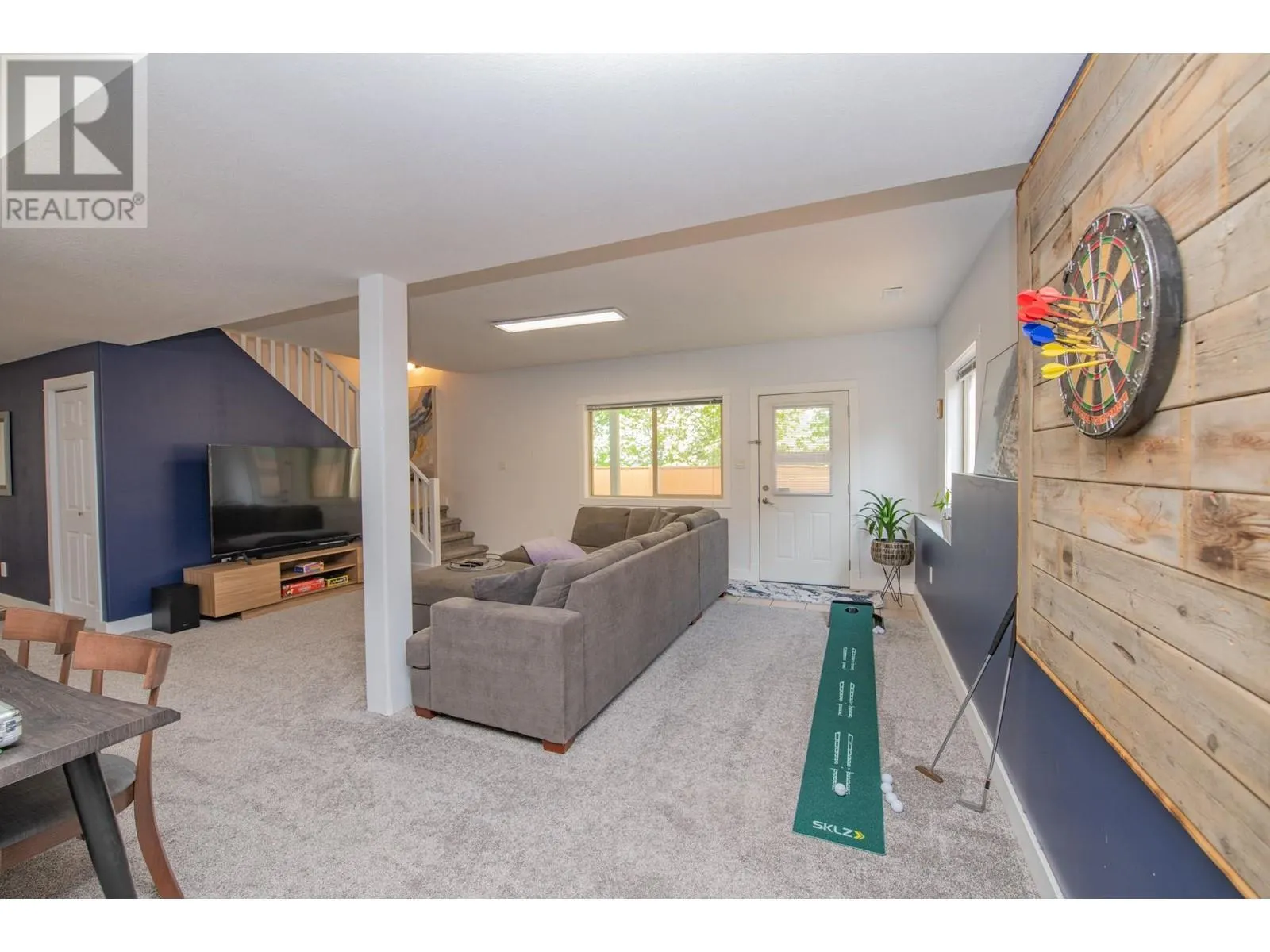 1927 Skyview Crescent