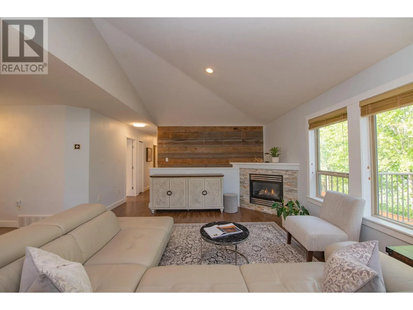1927 Skyview Crescent