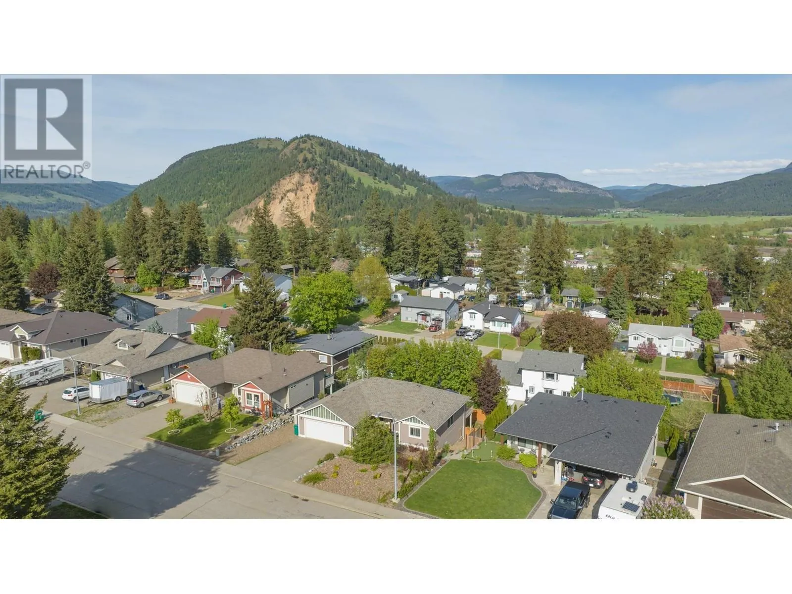 1927 Skyview Crescent