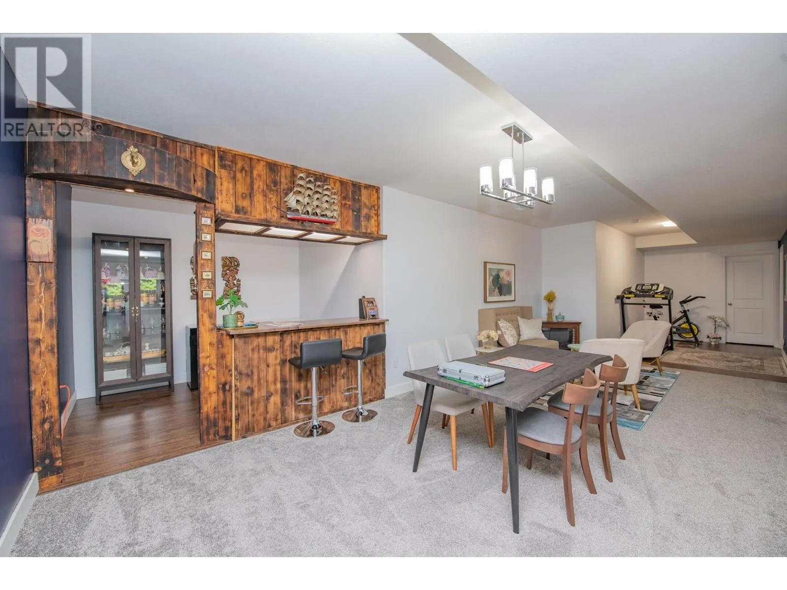 1927 Skyview Crescent