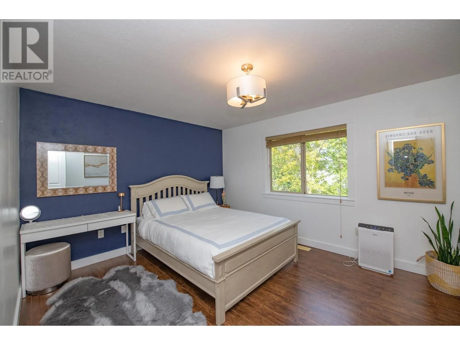 1927 Skyview Crescent