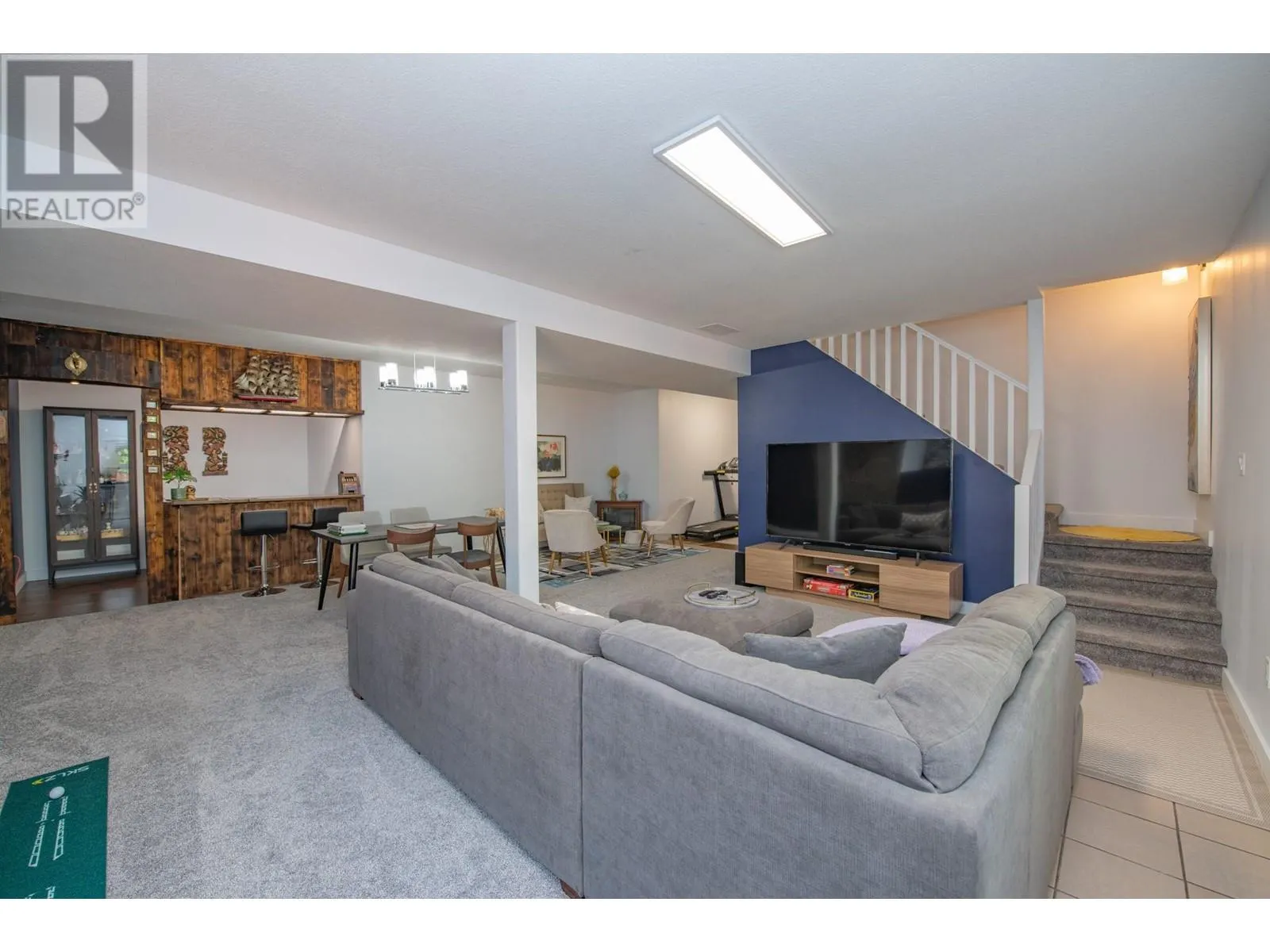1927 Skyview Crescent