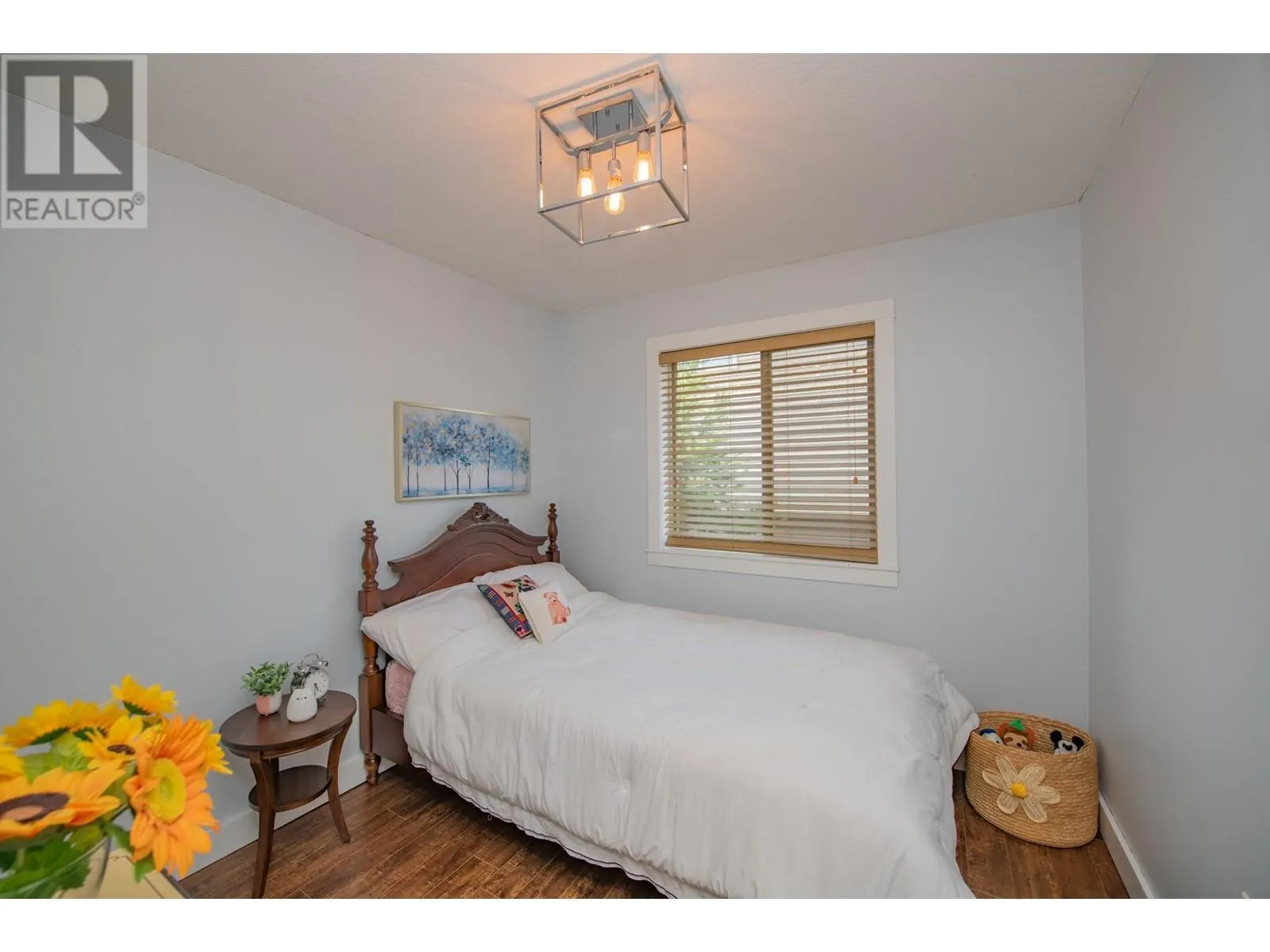 1927 Skyview Crescent
