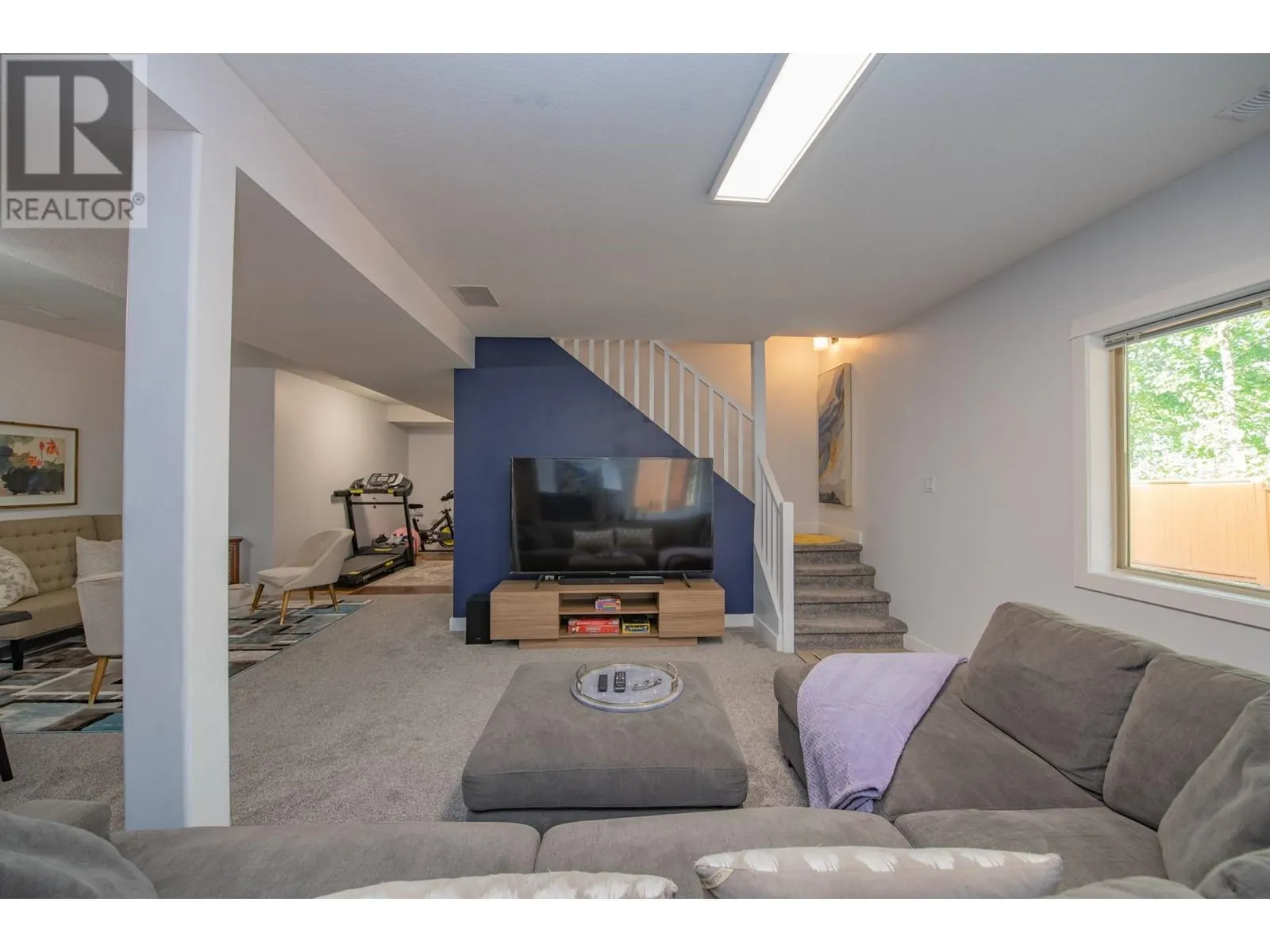 1927 Skyview Crescent