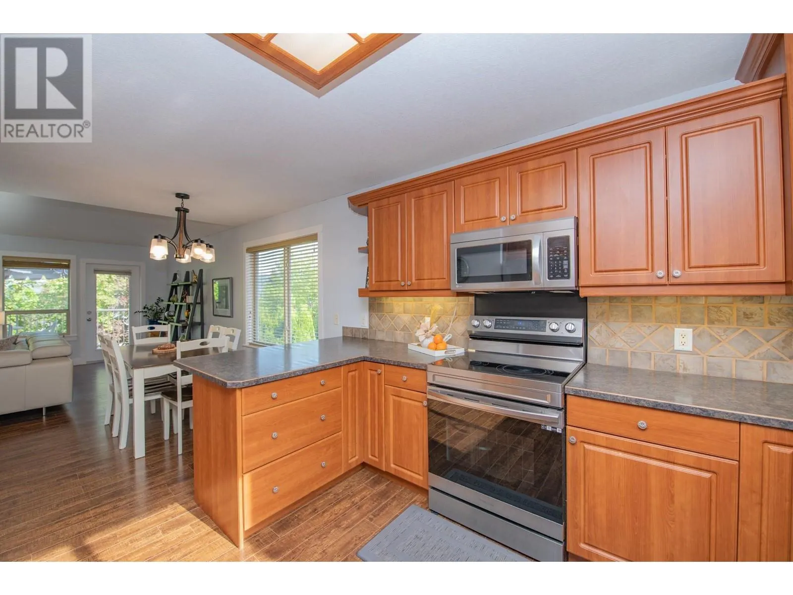 1927 Skyview Crescent