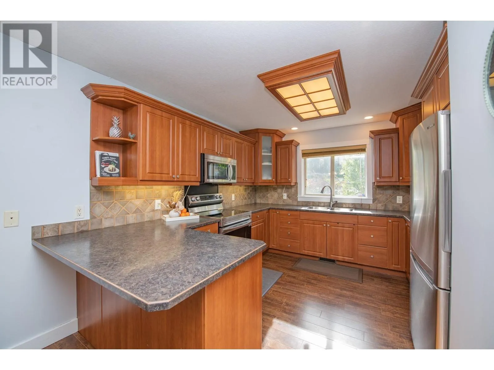 1927 Skyview Crescent