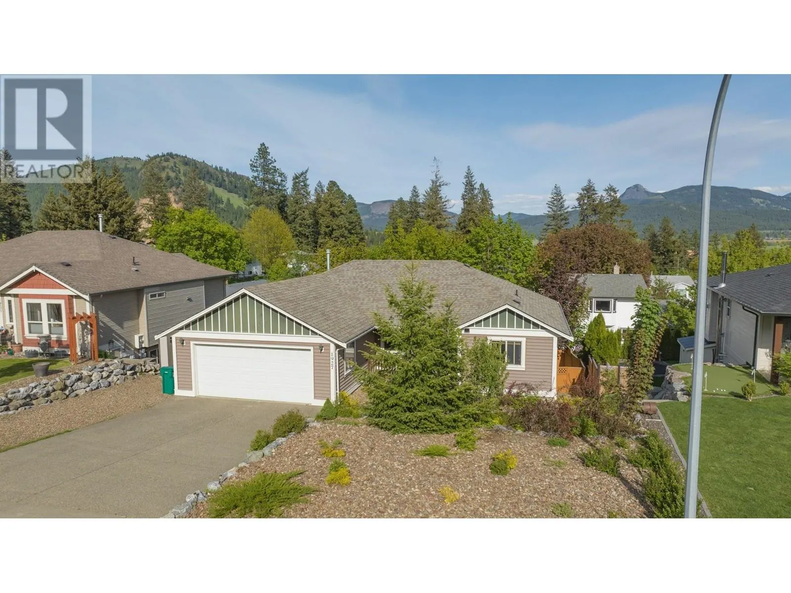1927 Skyview Crescent