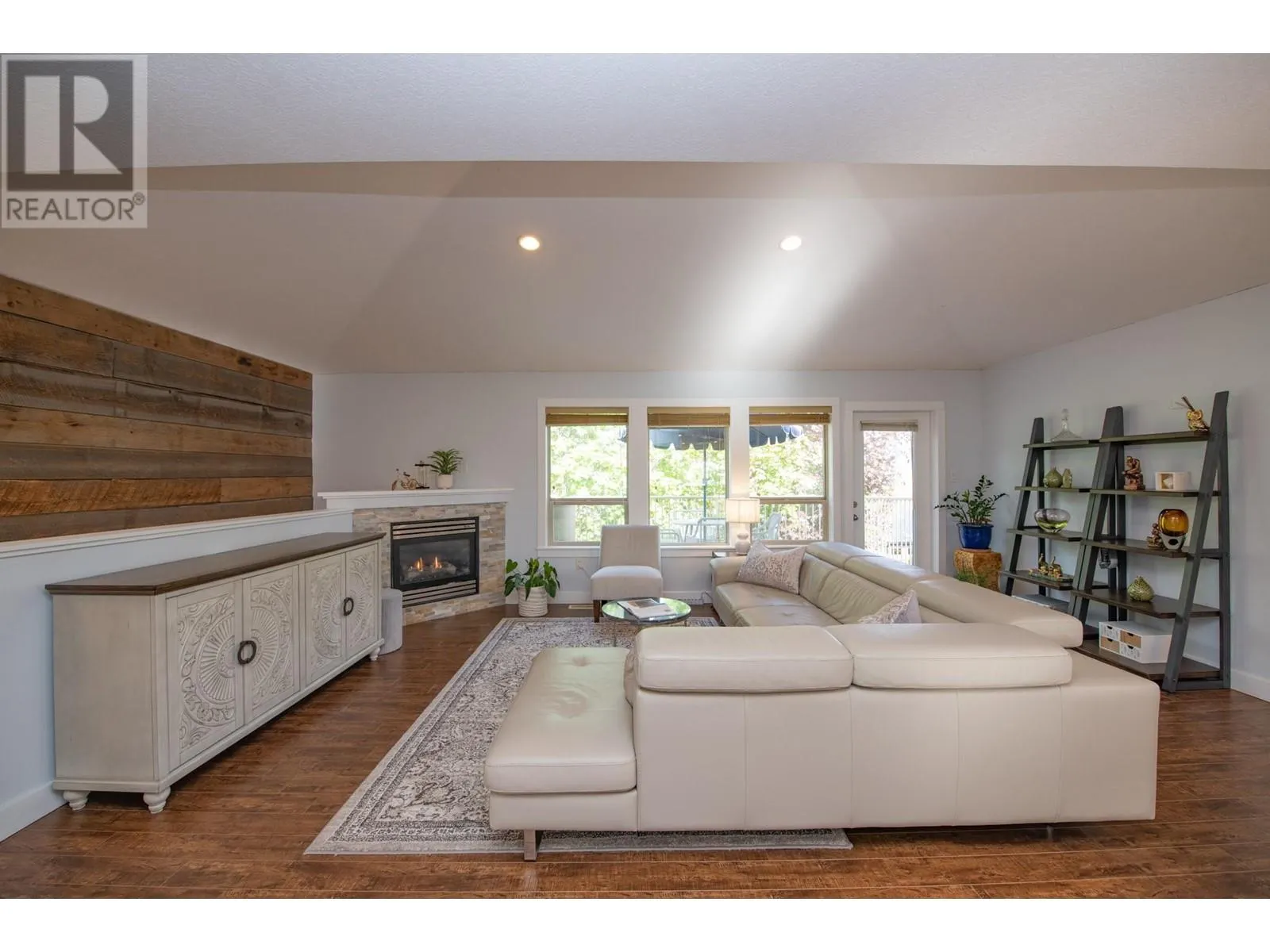 1927 Skyview Crescent