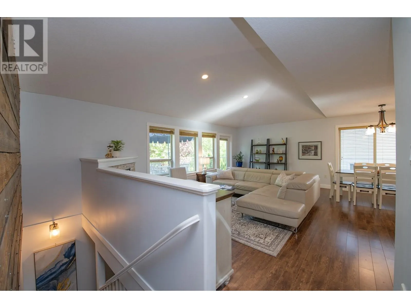 1927 Skyview Crescent
