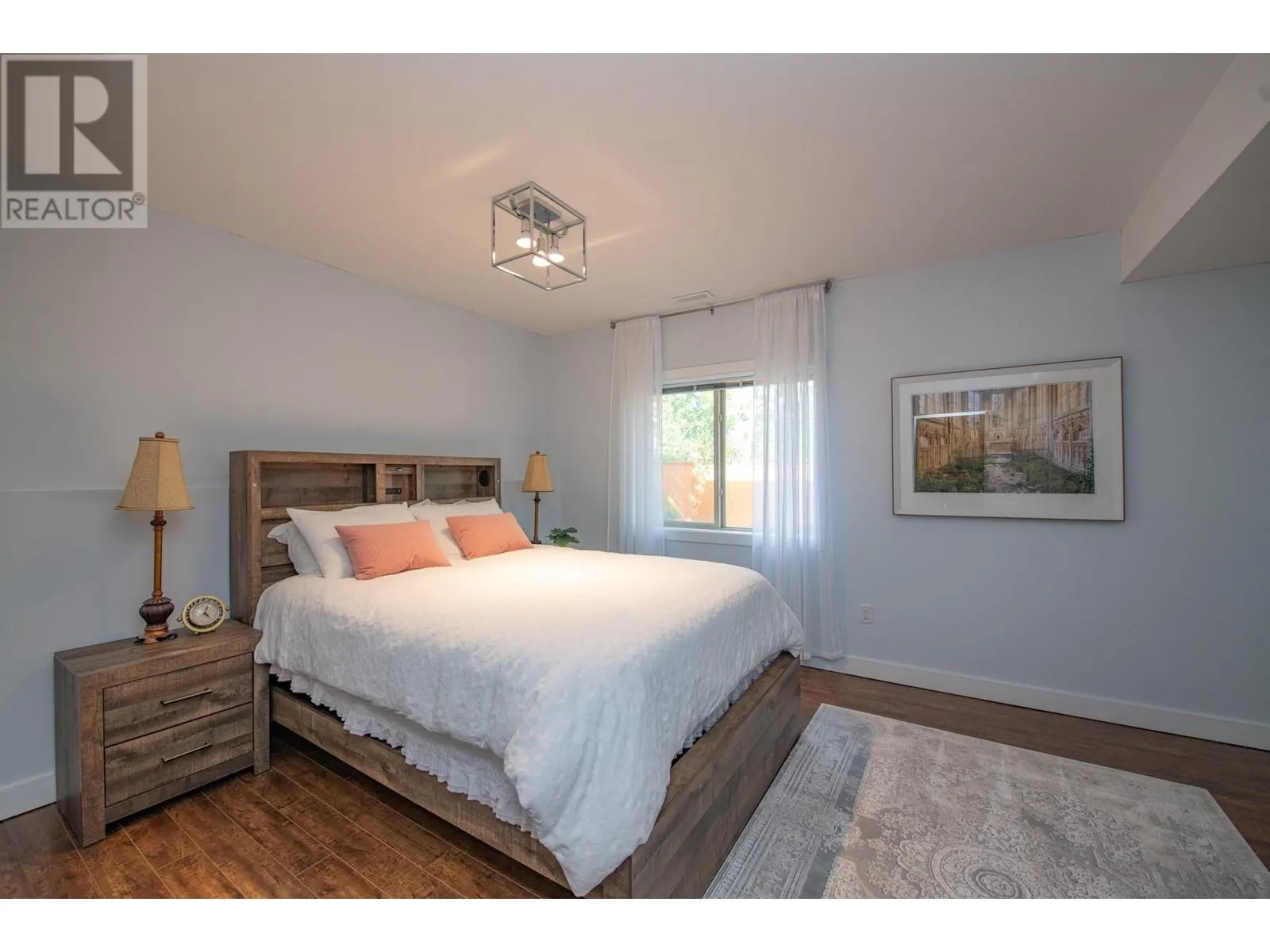 1927 Skyview Crescent